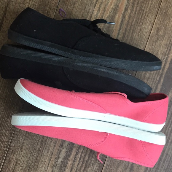 To size 9 pair of  basic  sneakers - Picture 6 of 7